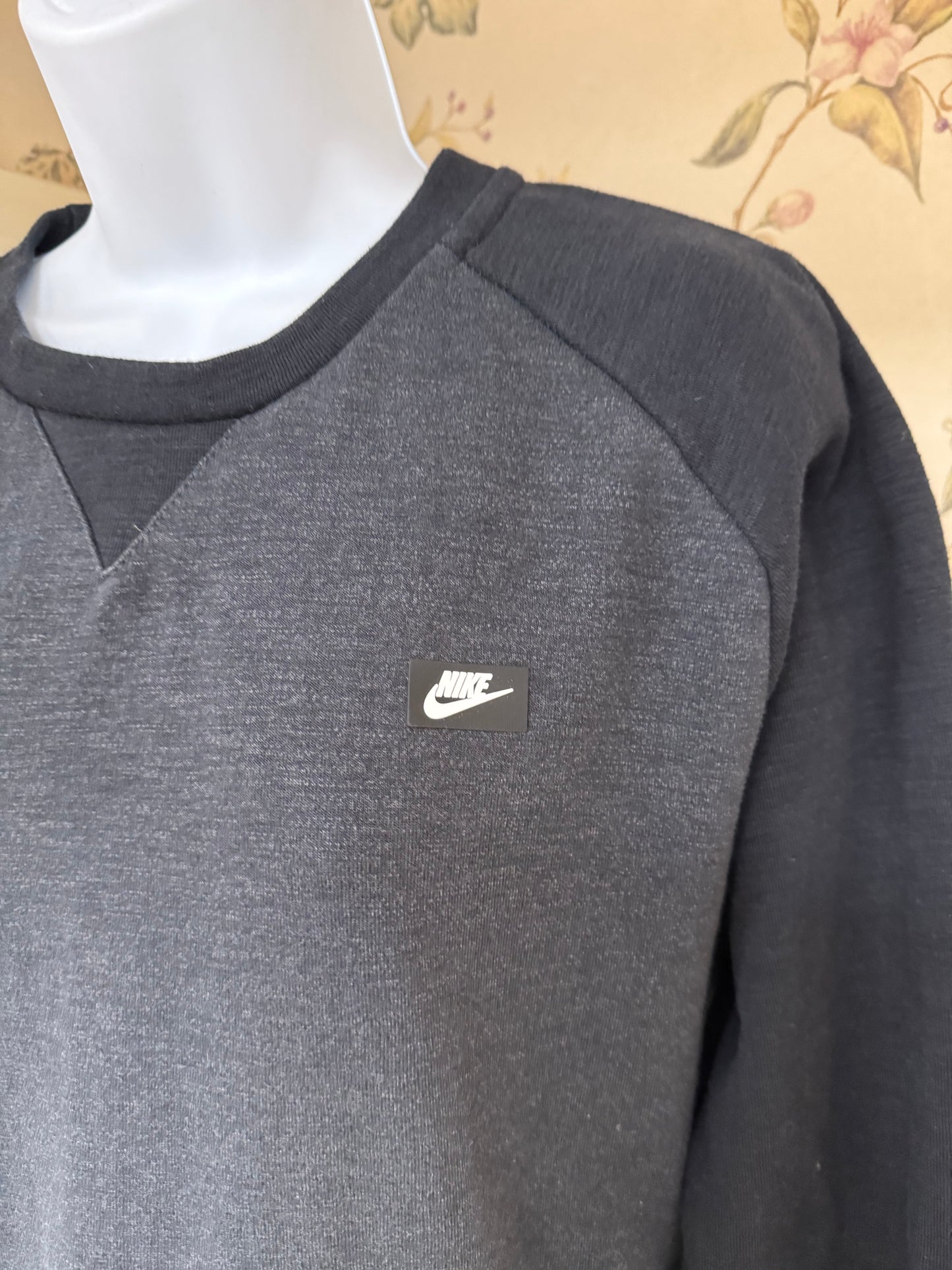 Nike Black / Gray Crewnecks, L