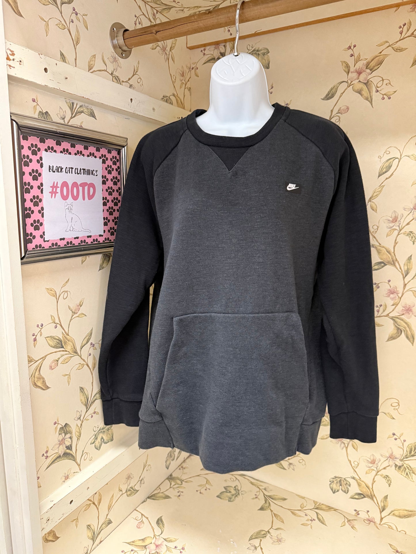 Nike Black / Gray Crewnecks, L