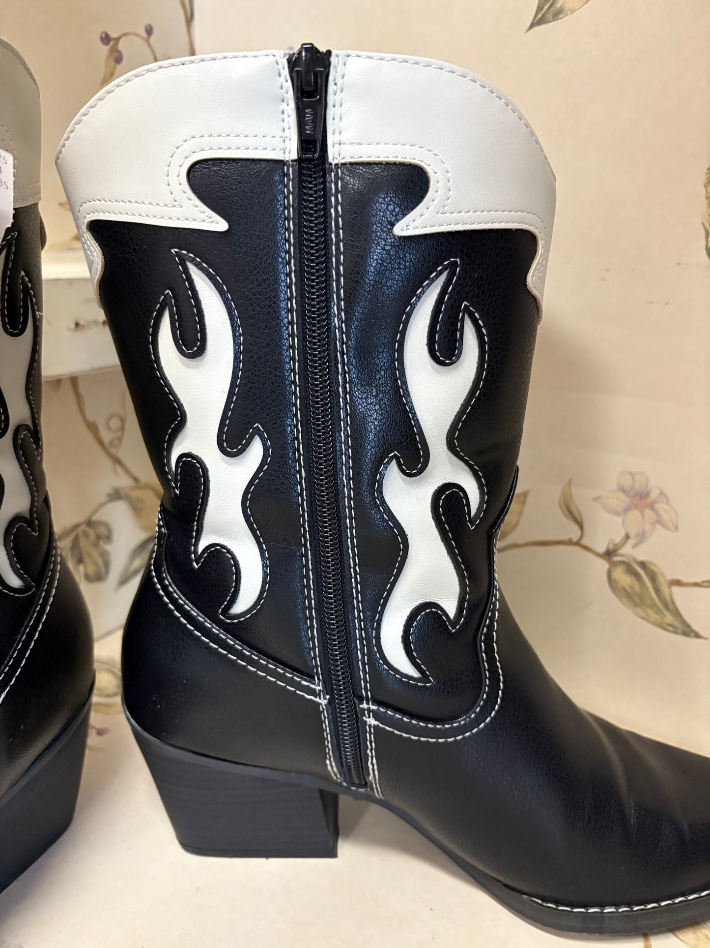 Universal Thread Black / White Boots, 10