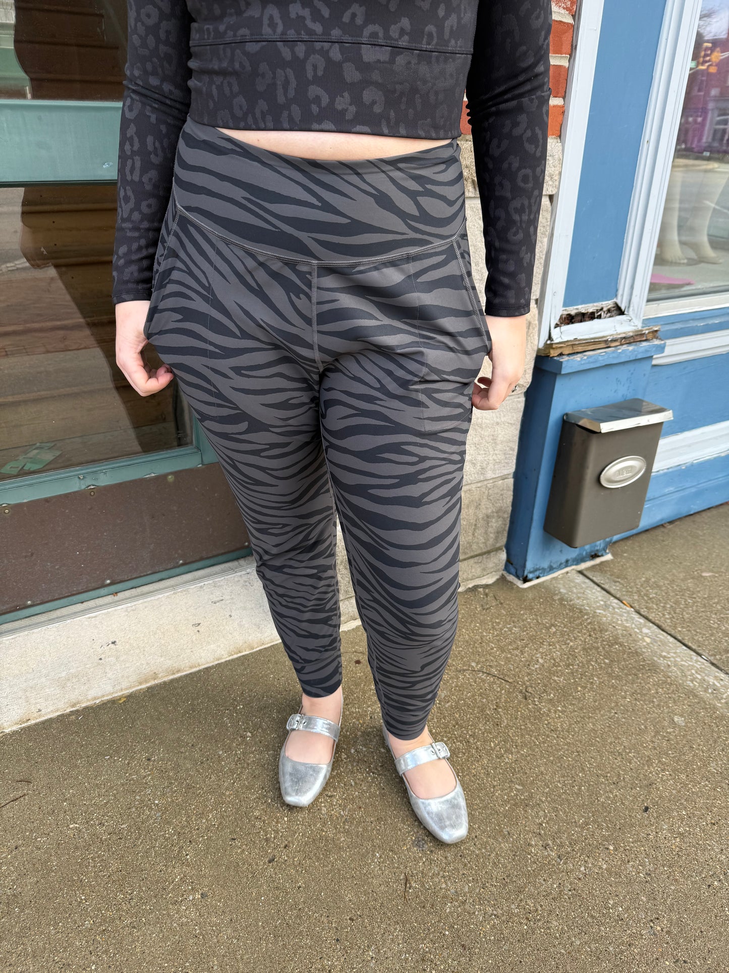 old navy camo activewear joggers, large