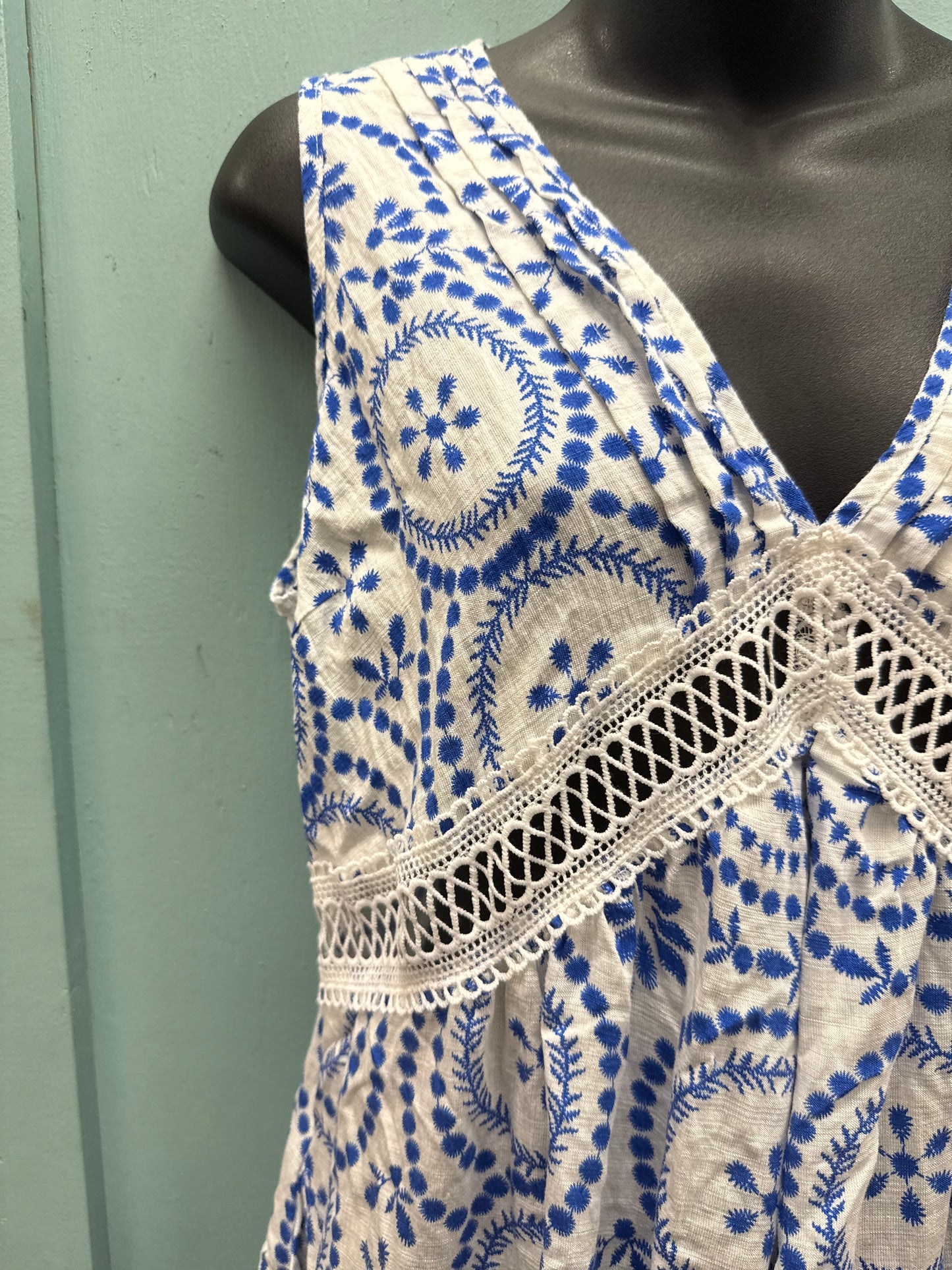 B Blue/White Dresses, M