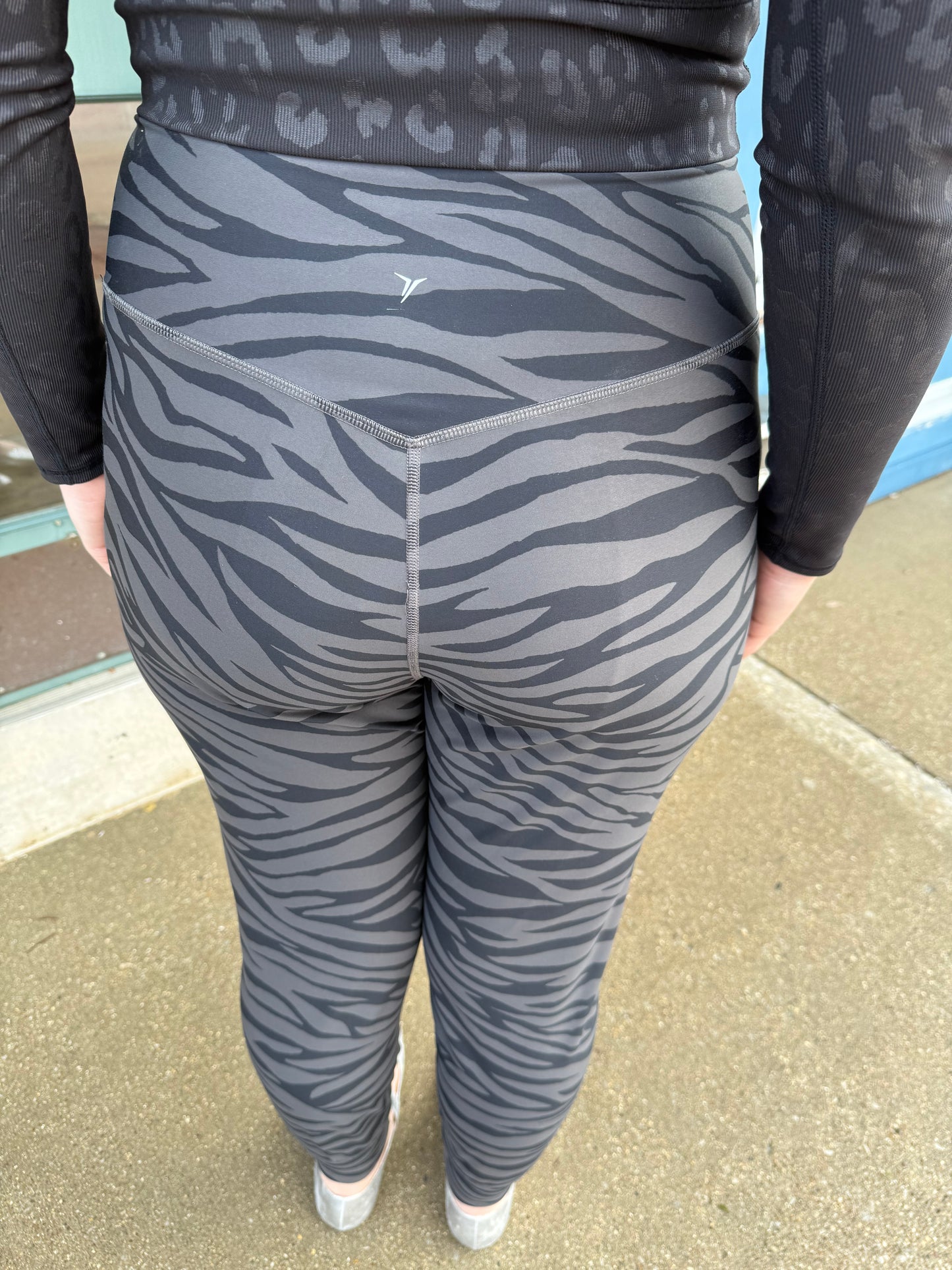 old navy camo activewear joggers, large
