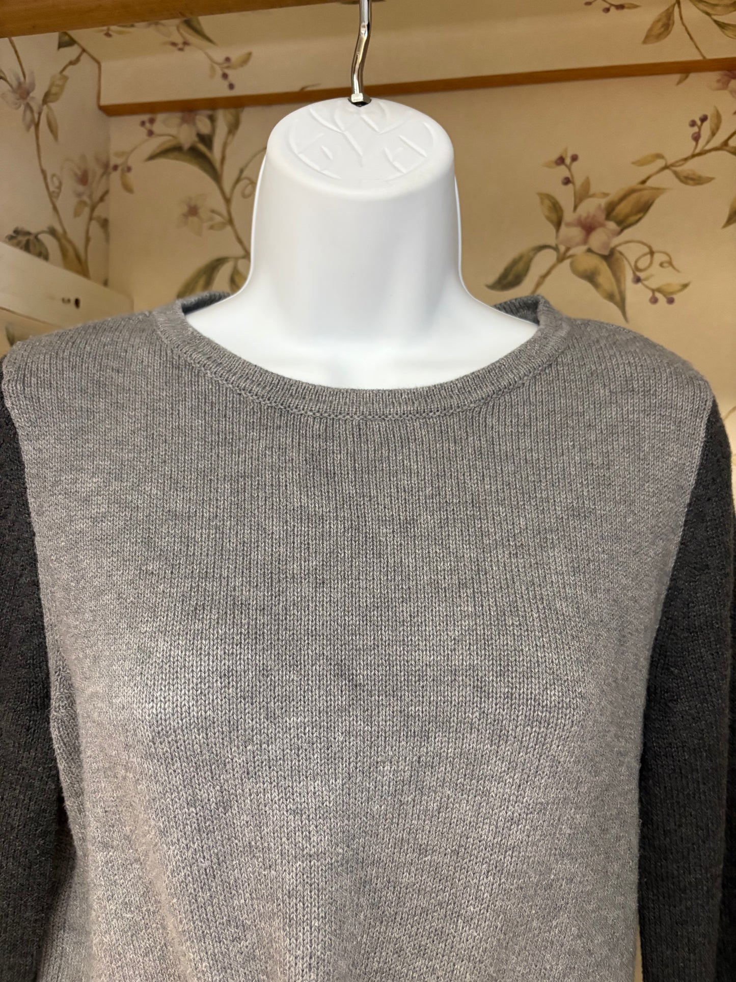Liz Claiborne Gray Sweaters, M