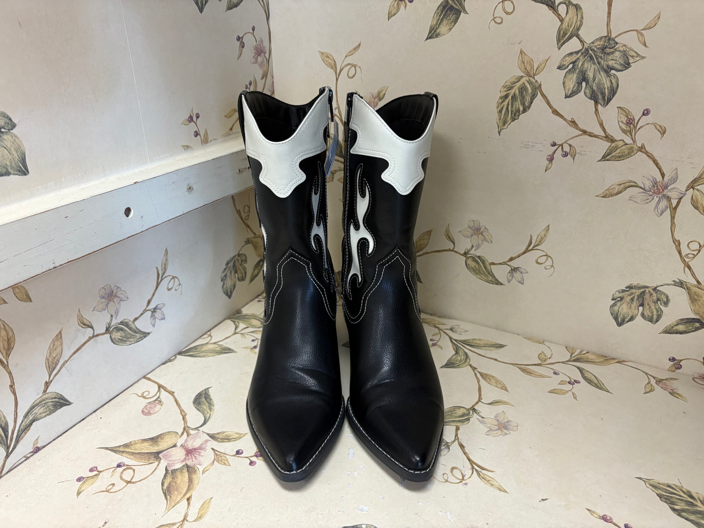 Universal Thread Black / White Boots, 10