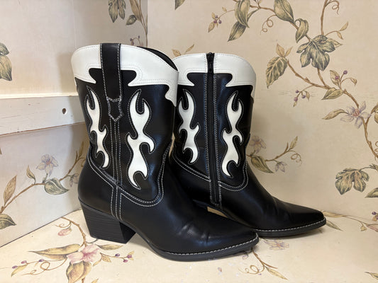 Universal Thread Black / White Boots, 10